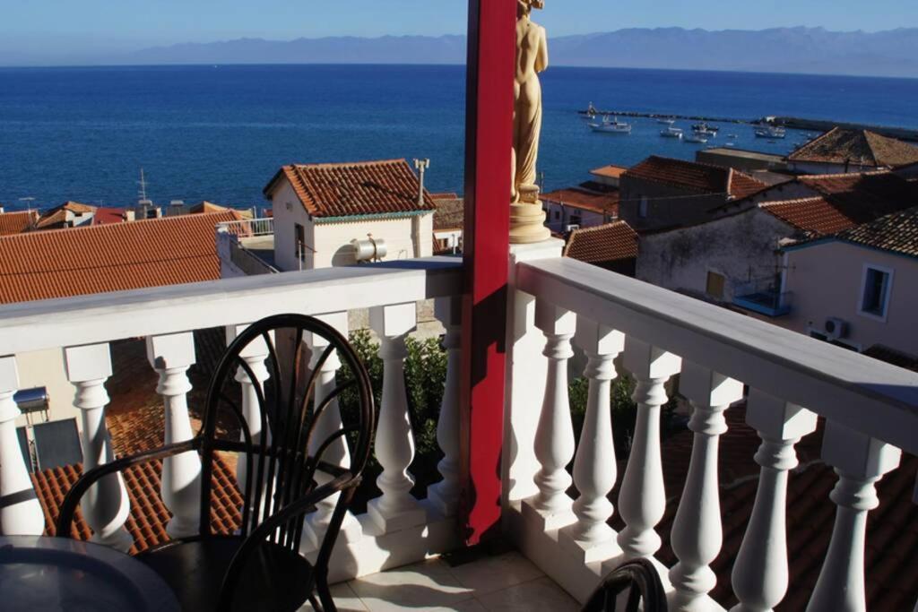 Ueber Den Daechern Von Koroni Buitenkant foto