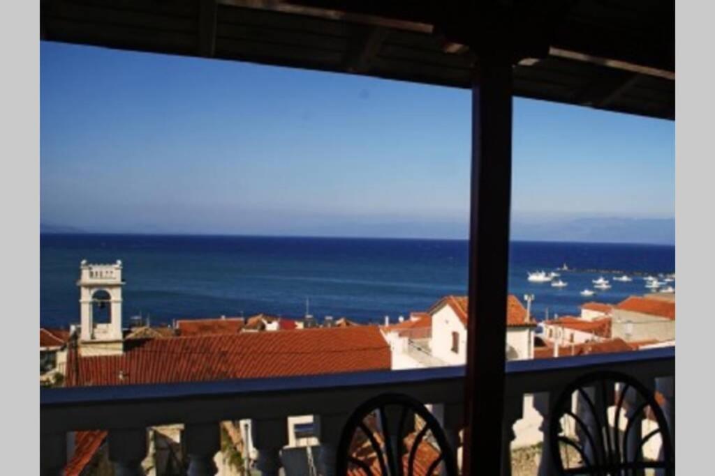 Ueber Den Daechern Von Koroni Buitenkant foto