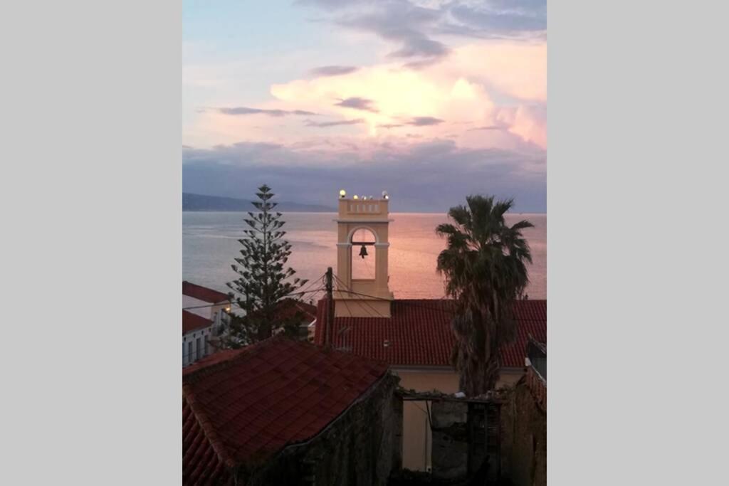 Ueber Den Daechern Von Koroni Buitenkant foto